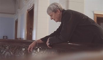 Woman leans over rotunda in courthouse